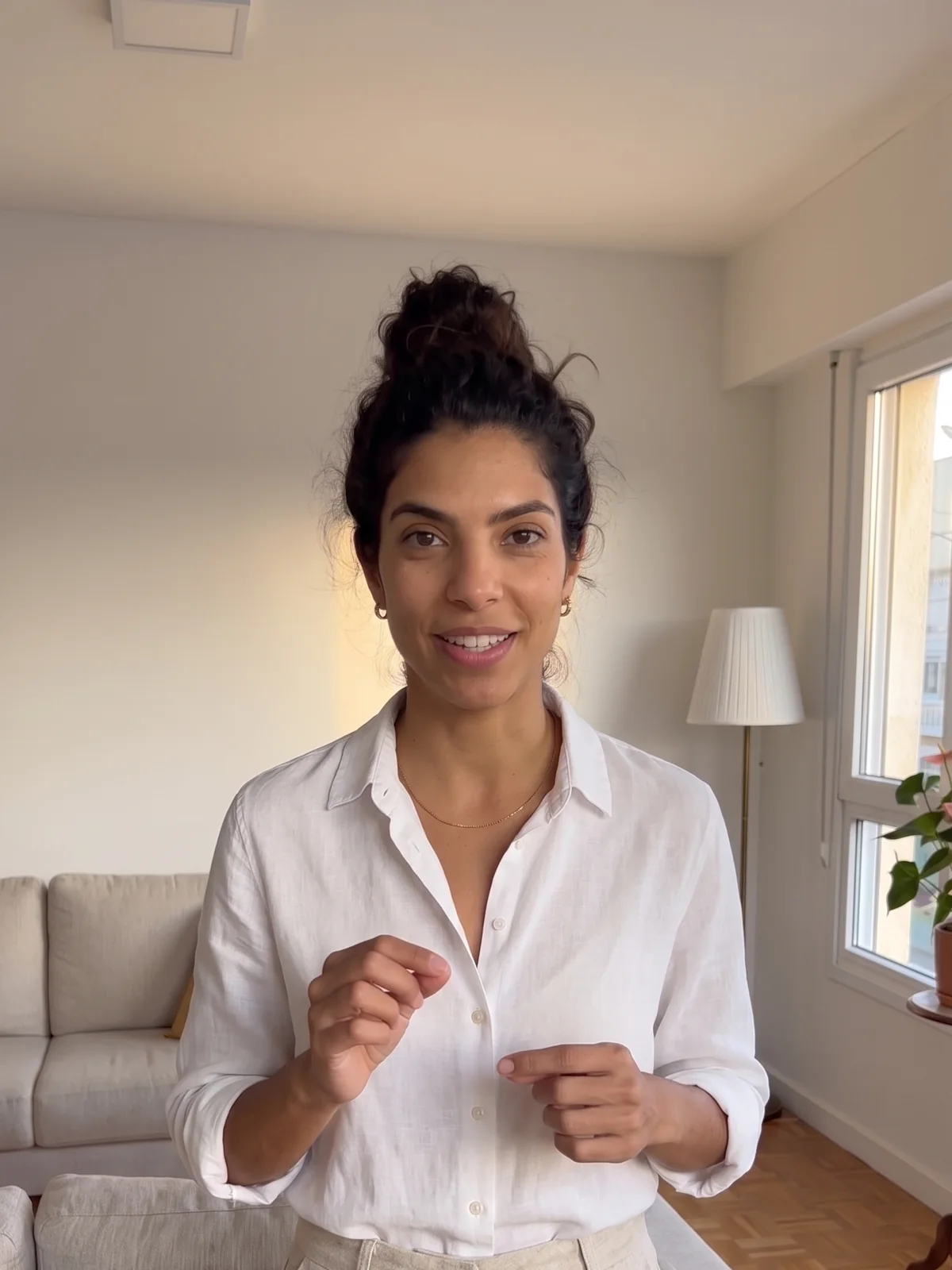 Marina Duarte, cerimonialista que assina a planilha e os guias, na sala de casa